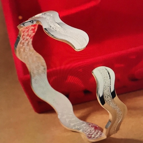 Women’s luxury wave open bracelet. Adjustable - Picture 2 of 4